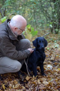 Lynn sitzt neben knieendem Herrchen 