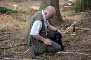 Tyra mit Herrchen im Wald 